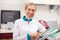 Dentista profesional que trabaja en su clínica dental imagenes de archivo Dentista profesional que trabaja en su clínica dental imagenes de archivo