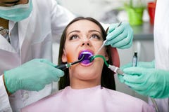 Dentista que trabaja con el paciente foto de archivo libre de regalías Dentista que trabaja con el paciente foto de archivo libre de regalías