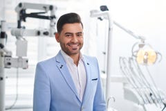 Dentista que visita del hombre joven fotos de archivo Dentista que visita del hombre joven fotos de archivo