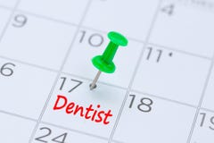 Dentista scritto su un calendario con un perno verde di spinta per ricordare a y immagini stock libere da diritti Dentista scritto su un calendario con un perno verde di spinta per ricordare a y immagini stock libere da diritti
