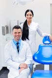 Dentista Team na clínica dental Dois doutores de sorriso em seu trabalho imagens de stock royalty free Dentista Team na clínica dental Dois doutores de sorriso em seu trabalho imagens de stock royalty free