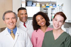 Dentistas e enfermeiras dentais imagem de stock Dentistas e enfermeiras dentais imagem de stock