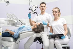 Dentiste, assistant et patient dans la clinique photos libres de droits Dentiste, assistant et patient dans la clinique photos libres de droits