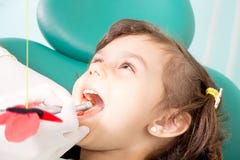 Dentiste examinant peu de girl& x27 ; dents de s images libres de droits Dentiste examinant peu de girl& x27 ; dents de s images libres de droits