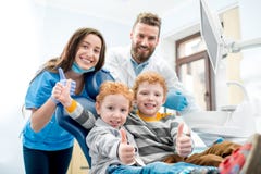 Dentistes avec des garçons au bureau dentaire Images stock Dentistes avec des garçons au bureau dentaire Images stock