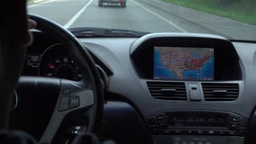 Dentro de un coche Un módulo de GPS está prendido almacen de metraje de vídeo Dentro de un coche Un módulo de GPS está prendido almacen de metraje de vídeo