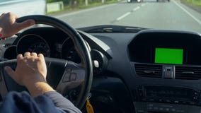 Dentro de un coche Un módulo de GPS está prendido Pantalla verde Dentro de un coche Un módulo de GPS está prendido Pantalla verde