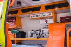 Dentro de una ambulancia con imagen de archivo Dentro de una ambulancia con imagen de archivo