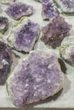 Dentro del geode del quarzo del amathyst I cristalli geologici della gemma blu naturale del quarzo dell'acquamarina strutturano i immagine stock Dentro del geode del quarzo del amathyst I cristalli geologici della gemma blu naturale del quarzo dell'acquamarina strutturano i immagine stock