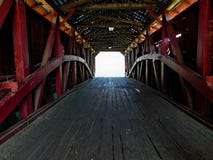 Dentro di un ponte coperto immagini stock libere da diritti Dentro di un ponte coperto immagini stock libere da diritti