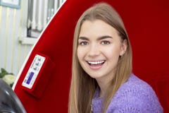Dents blanchissant la fille souriant avec les dents blanches blanchies images stock Dents blanchissant la fille souriant avec les dents blanches blanchies images stock