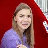 Dents blanchissant la fille souriant avec les dents blanches blanchies images libres de droits Dents blanchissant la fille souriant avec les dents blanches blanchies images libres de droits