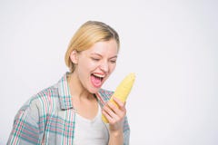 Dents saines Agriculture et culture Cultivant, fille d'agriculteur avec le ma?s Culture de ma?s vitamine et nourriture suivante u photo stock Dents saines Agriculture et culture Cultivant, fille d'agriculteur avec le ma?s Culture de ma?s vitamine et nourriture suivante u photo stock