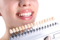 Dentysta sprawdza młoda kobieta zębów kolor obraz royalty free Dentysta sprawdza młoda kobieta zębów kolor obraz royalty free