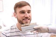 Dentysta sprawdza młodych człowieków zębów kolor zdjęcia stock Dentysta sprawdza młodych człowieków zębów kolor zdjęcia stock