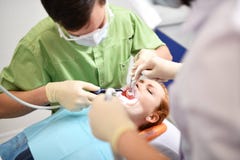 Dentysta zaczyna pospolitą operację cleaning kobiety usta zdjęcia royalty free Dentysta zaczyna pospolitą operację cleaning kobiety usta zdjęcia royalty free