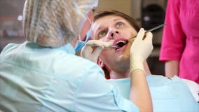 Dentysty egzaminu scena Męski pacjenta i kobiety dentysta zbiory wideo Dentysty egzaminu scena Męski pacjenta i kobiety dentysta zbiory wideo
