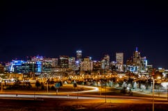 Denver Colorado Skyline alla notte Immagine Stock Libera da Diritti Denver Colorado Skyline alla notte Immagine Stock Libera da Diritti