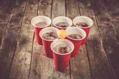 Deporte del partido de la universidad - ajuste de la tabla del pong de la cerveza imagenes de archivo Deporte del partido de la universidad - ajuste de la tabla del pong de la cerveza imagenes de archivo