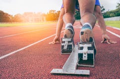 Deporte vista trasera de los pies de los hombres en el bloque el comenzar listo para un spri imagen de archivo libre de regalías Deporte vista trasera de los pies de los hombres en el bloque el comenzar listo para un spri imagen de archivo libre de regalías
