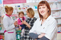 Deposito della farmacia Ritratto femminile del farmacista fotografie stock Deposito della farmacia Ritratto femminile del farmacista fotografie stock