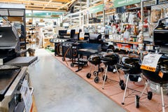 Deposito di Hornbach DIY con la grande selezione del barbecue degli apparecchi Immagine Stock Deposito di Hornbach DIY con la grande selezione del barbecue degli apparecchi Immagine Stock