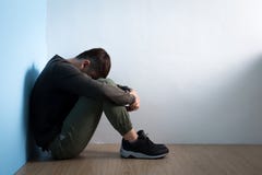 Depresja mężczyzna siedzi na podłoga zdjęcia stock Depresja mężczyzna siedzi na podłoga zdjęcia stock