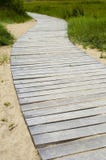 Depressione di legno del sentiero per pedoni le dune alla spiaggia fotografie stock Depressione di legno del sentiero per pedoni le dune alla spiaggia fotografie stock