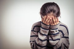 Deprimerade kvinnor som sitter i det mörka rummet som är ensamt, sorgsenhet, emotionellt begrepp royaltyfria foton Deprimerade kvinnor som sitter i det mörka rummet som är ensamt, sorgsenhet, emotionellt begrepp royaltyfria foton