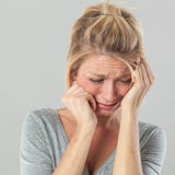 Deprimierte Frau in den Schmerz, die Bedauern und Traurigkeit ausdrücken lizenzfreie stockbilder Deprimierte Frau in den Schmerz, die Bedauern und Traurigkeit ausdrücken lizenzfreie stockbilder
