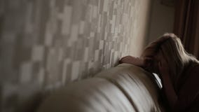 Deprimierte Frau im Bett Mädchen, das auf der Couch schreit akuter Berg stock video Deprimierte Frau im Bett Mädchen, das auf der Couch schreit akuter Berg stock video