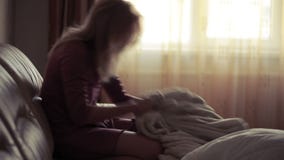 Deprimierte Frau im Bett Mädchen, das auf der Couch schreit akuter Berg stock video footage Deprimierte Frau im Bett Mädchen, das auf der Couch schreit akuter Berg stock video footage
