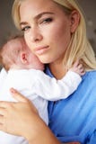 Deprimierte Mutter, die neugeborenes Baby streichelt stockbild Deprimierte Mutter, die neugeborenes Baby streichelt stockbild