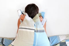 Deprimierter Mann mit Kissen Lizenzfreies Stockbild