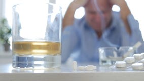 Deprimierter und ernüchterter Mann nach Missbrauch von Drogen und von Alkohol lizenzfreies stockfoto Deprimierter und ernüchterter Mann nach Missbrauch von Drogen und von Alkohol lizenzfreies stockfoto