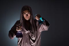 Der Alchemist, der Experimente im Alchimiekonzept tut lizenzfreie stockbilder Der Alchemist, der Experimente im Alchimiekonzept tut lizenzfreie stockbilder
