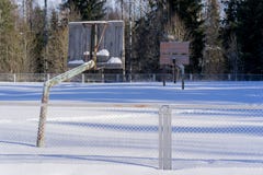 Der alte Basketballplatz im Winter im Schnee lizenzfreies stockfoto Der alte Basketballplatz im Winter im Schnee lizenzfreies stockfoto