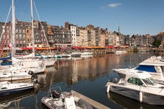 Der alte Hafen in Honfleur, Normandie Frankreich lizenzfreie stockbilder Der alte Hafen in Honfleur, Normandie Frankreich lizenzfreie stockbilder