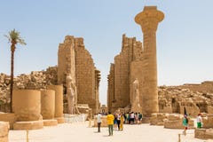 Der Amun-Tempel-Komplex in Luxor, der Haupteingang mit Touristen, Luxor, Ägypten stockbilder Der Amun-Tempel-Komplex in Luxor, der Haupteingang mit Touristen, Luxor, Ägypten stockbilder