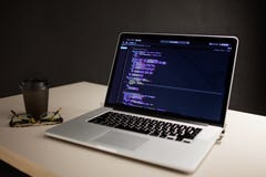 Der Arbeitsplatz des Programmierers, Laptop mit Projektschl?ssel Entwicklung von Website und von Anwendungen stockfotografie Der Arbeitsplatz des Programmierers, Laptop mit Projektschl?ssel Entwicklung von Website und von Anwendungen stockfotografie