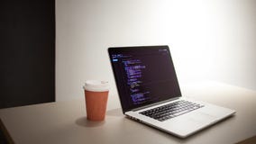 Der Arbeitsplatz des Programmierers, Laptop mit Projektschl?ssel Entwicklung von Website und von Anwendungen stockbilder Der Arbeitsplatz des Programmierers, Laptop mit Projektschl?ssel Entwicklung von Website und von Anwendungen stockbilder
