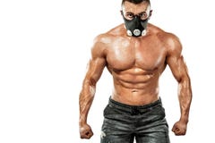 Der athletische Mann des groben starken muskulösen Bodybuilders, der oben pumpt, mischt in der Trainingsmaske auf weißem Hintergr stockbilder Der athletische Mann des groben starken muskulösen Bodybuilders, der oben pumpt, mischt in der Trainingsmaske auf weißem Hintergr stockbilder