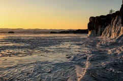 Der Baikalsee wird mit Eis bedeckt und Schnee, starke Kälte, klärt dick blaues Eis Eiszapfenfall von den Felsen Der Baikalsee ist stockfotos Der Baikalsee wird mit Eis bedeckt und Schnee, starke Kälte, klärt dick blaues Eis Eiszapfenfall von den Felsen Der Baikalsee ist stockfotos