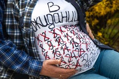Der Bauch einer schwangeren Frau in den letzten Wochen vor Geburt stockbild Der Bauch einer schwangeren Frau in den letzten Wochen vor Geburt stockbild
