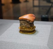 Der berühmte Fleisch-förmige Stein, den ein Jaspis in die Form eines Dongpo-Schweinefleisch im nationaler Palast-Museum in Taipeh lizenzfreie stockfotos Der berühmte Fleisch-förmige Stein, den ein Jaspis in die Form eines Dongpo-Schweinefleisch im nationaler Palast-Museum in Taipeh lizenzfreie stockfotos