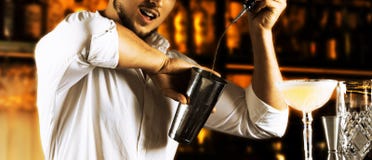 Der brandstiftende Barmixer gießt schön Alkohol vom bott stockbilder Der brandstiftende Barmixer gießt schön Alkohol vom bott stockbilder