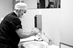 Der Doktor wäscht seine Hände vor Chirurgie stockfoto Der Doktor wäscht seine Hände vor Chirurgie stockfoto