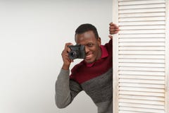 Der entsprechende schwarze gutaussehende Mann, der Fotos einer würzigen Szene macht, macht er faszinierende Schlagzeilen, die noc lizenzfreies stockbild Der entsprechende schwarze gutaussehende Mann, der Fotos einer würzigen Szene macht, macht er faszinierende Schlagzeilen, die noc lizenzfreies stockbild