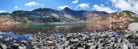 Der Fish See - einer der sieben Seen, Rila-Berge, Bulgarien lizenzfreies stockbild Der Fish See - einer der sieben Seen, Rila-Berge, Bulgarien lizenzfreies stockbild