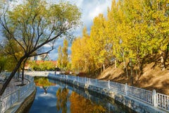 Der Fluss- und Schienensonnenuntergang stockfotografie Der Fluss- und Schienensonnenuntergang stockfotografie